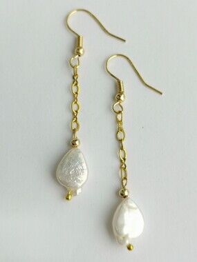 White Pearl Dangle Earrings On Gilt 🆕